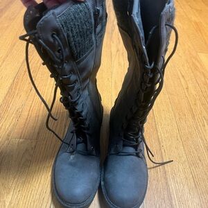 Women's Lace-Up Boots in gray